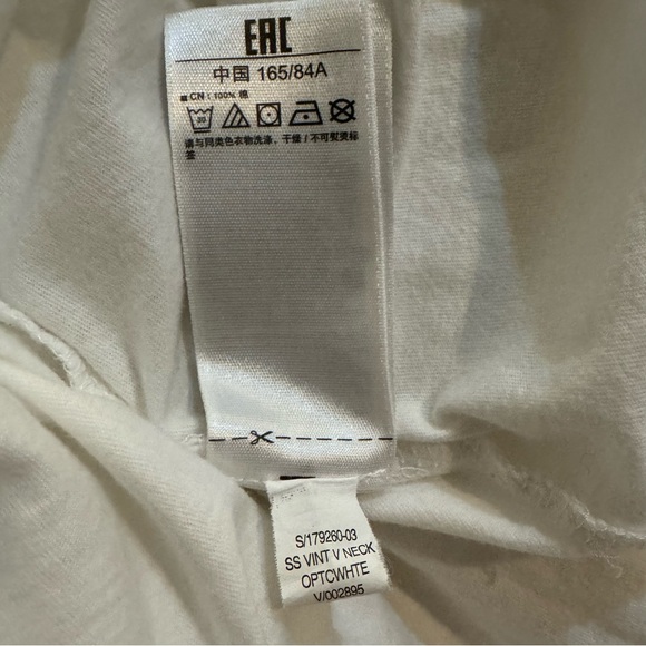 EUC Gap “Vintage Wash” white short-sleeve v-neck pocket tee - Picture 7 of 7